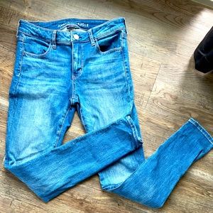 Women’s American Eagle skinny jeans